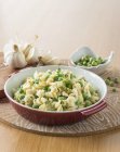Fusilli pasta with peas — Stock Photo