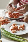 Mulher descascando camarões cozidos — Fotografia de Stock