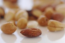 Смешанные орехи, миндаль — стоковое фото