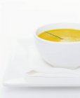 Белая миска морковного супа — стоковое фото