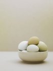Утиные яйца в миске — стоковое фото