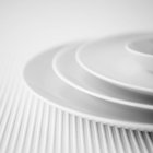 Вид крупным планом из сложенных трех белых тарелок и чаши — стоковое фото
