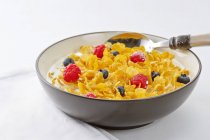 Cornflake cereal with berries — Stock Photo
