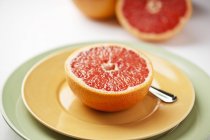 Половина грейпфрута червоний — стокове фото