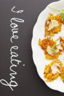 Buñuelos de zanahoria con queso cheddar - foto de stock