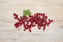 Ribes rosso fresco con foglia — Foto stock