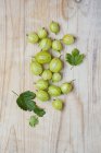 Uva spina fresca con foglie — Foto stock