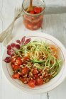 Espaguetis de zanahoria y calabacín - foto de stock
