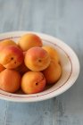 Миска зі свіжих абрикосів — стокове фото