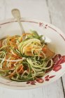 Espaguetis de zanahoria y calabacín - foto de stock