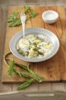 Zuppa di acetosa con uovo sul piatto sopra una scrivania di legno — Foto stock