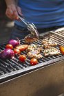 Ailes de poulet et légumes sur le barbecue — Photo de stock