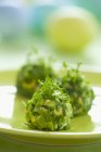 Vista de cerca de bolas verdes de huevo crema recubierto de cebollino - foto de stock