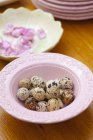 Перепелиные яйца в розовой тарелке — стоковое фото