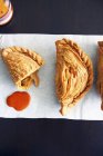 Vue du dessus des colis de pâte feuilletée remplis de curry — Photo de stock