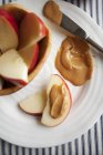 Кусочки яблока с маслом — стоковое фото