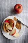 Кусочки яблока с маслом — стоковое фото