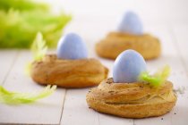 Vue rapprochée de trois paniers de levure avec des œufs de Pâques — Photo de stock