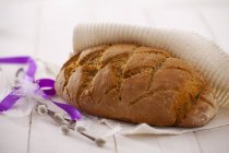 Домашний темный хлеб — стоковое фото