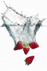 Fragole che cadono in acqua — Foto stock