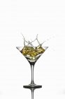 Martini éclaboussant d'un verre — Photo de stock
