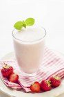Fresh strawberry milkshake — Stock Photo