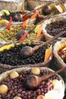 Oliven in Körben auf dem Markt — Stockfoto