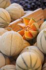 Frische Cantaloupe-Melonen in Kisten — Stockfoto