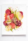 Ensalada de verduras con manzanas - foto de stock