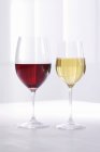 Очки с красным и белым вином — стоковое фото