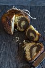 Pâtisserie aux noix levées à la levure — Photo de stock