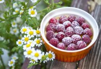 Closeup view of souffle with raspberries in bowl and daisies — Stock Photo