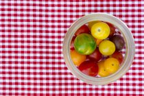 Свежие фамильные разноцветные помидоры — стоковое фото