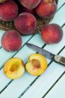 Свіжі персики з дерев'яним кошиком — стокове фото
