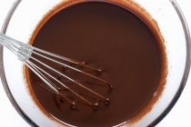 Cioccolato fuso con burro in ciotola di vetro — Foto stock