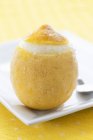 Limone congelato su piatto bianco — Foto stock
