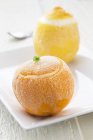 Замороженные апельсин и лимон — стоковое фото