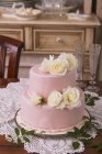 Cake with white roses — Stock Photo