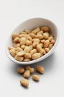 Cacahuètes non décortiquées dans un bol — Photo de stock