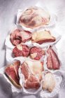 Асорті зрізають м'ясо і курячі грудки — стокове фото