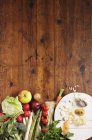 Verdure e frutta su una lastra di legno — Foto stock