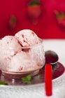 Boules de crème glacée aux fraises — Photo de stock