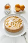 Torta all'arancia sul supporto torta — Foto stock