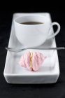 Xícara de café com pequeno merengue rosa — Fotografia de Stock