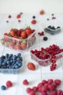Летние ягоды в пластиковых контейнерах — стоковое фото