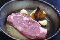 Angus Beef Steak mit Knoblauch — Stockfoto