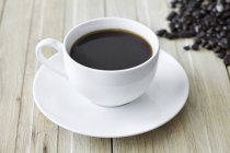 Schwarzer Kaffee in weißer Tasse — Stockfoto