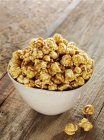 Ciotola di popcorn al caramello — Foto stock