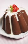 Pudding au chocolat avec crème anglaise — Photo de stock