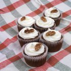Cupcakes mit Sahnehäubchen — Stockfoto